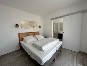 4 chambres, fer et planche à repasser, literie fournie