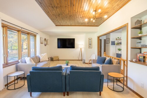 The Blu Casa - Family Home, Private Lake, 4 King Beds, 2300 sq ft, 2 patios