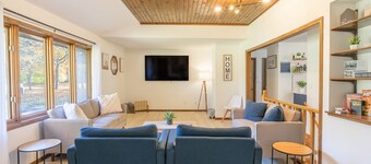 The Blu Casa - Family Home, Private Lake, 4 King Beds, 2300 sq ft, 2 patios