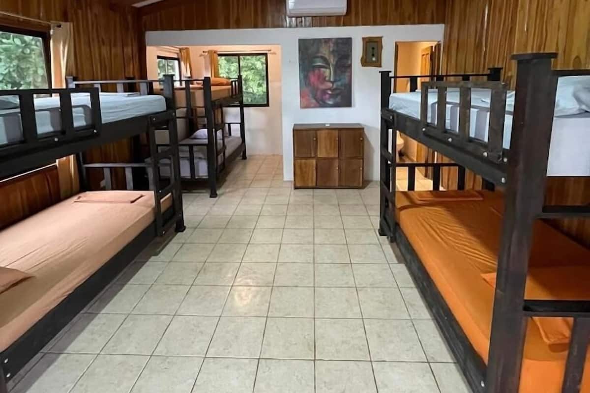 Decoración personalizada, muebles diferentes, escritorio y wifi gratis