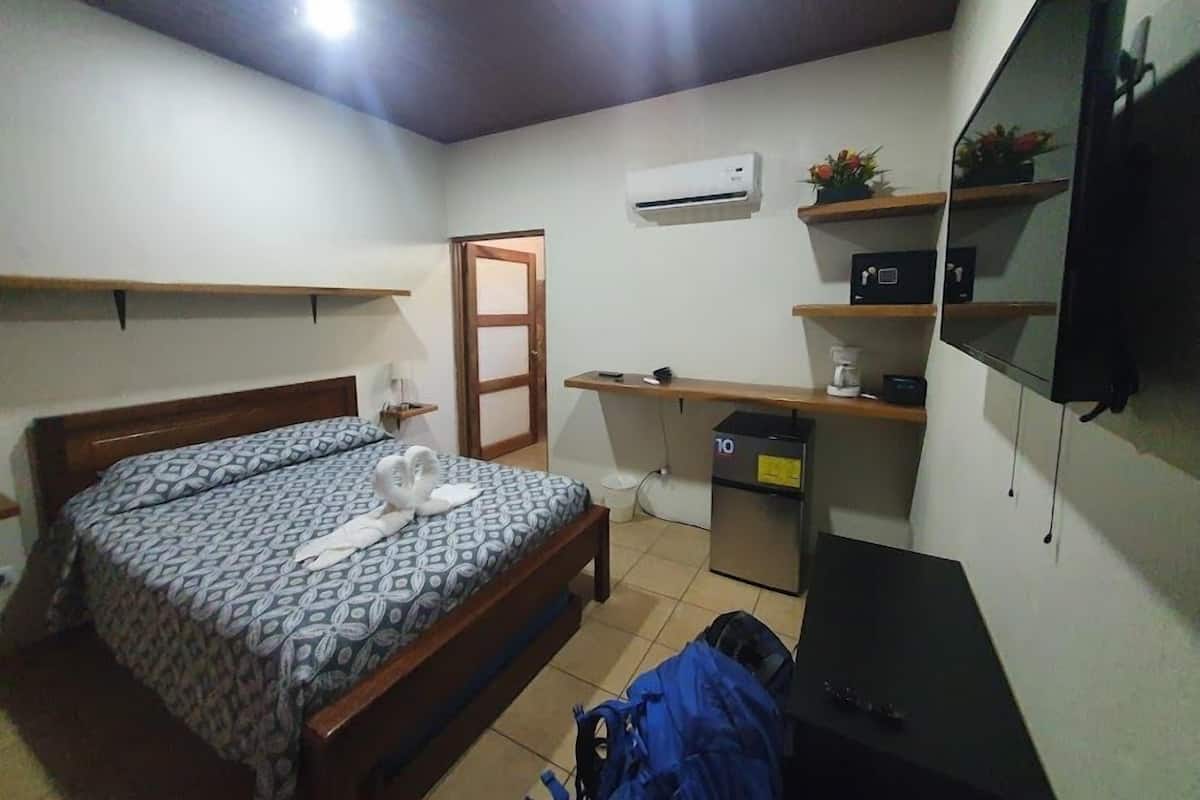 Decoración personalizada, muebles diferentes, escritorio y wifi gratis
