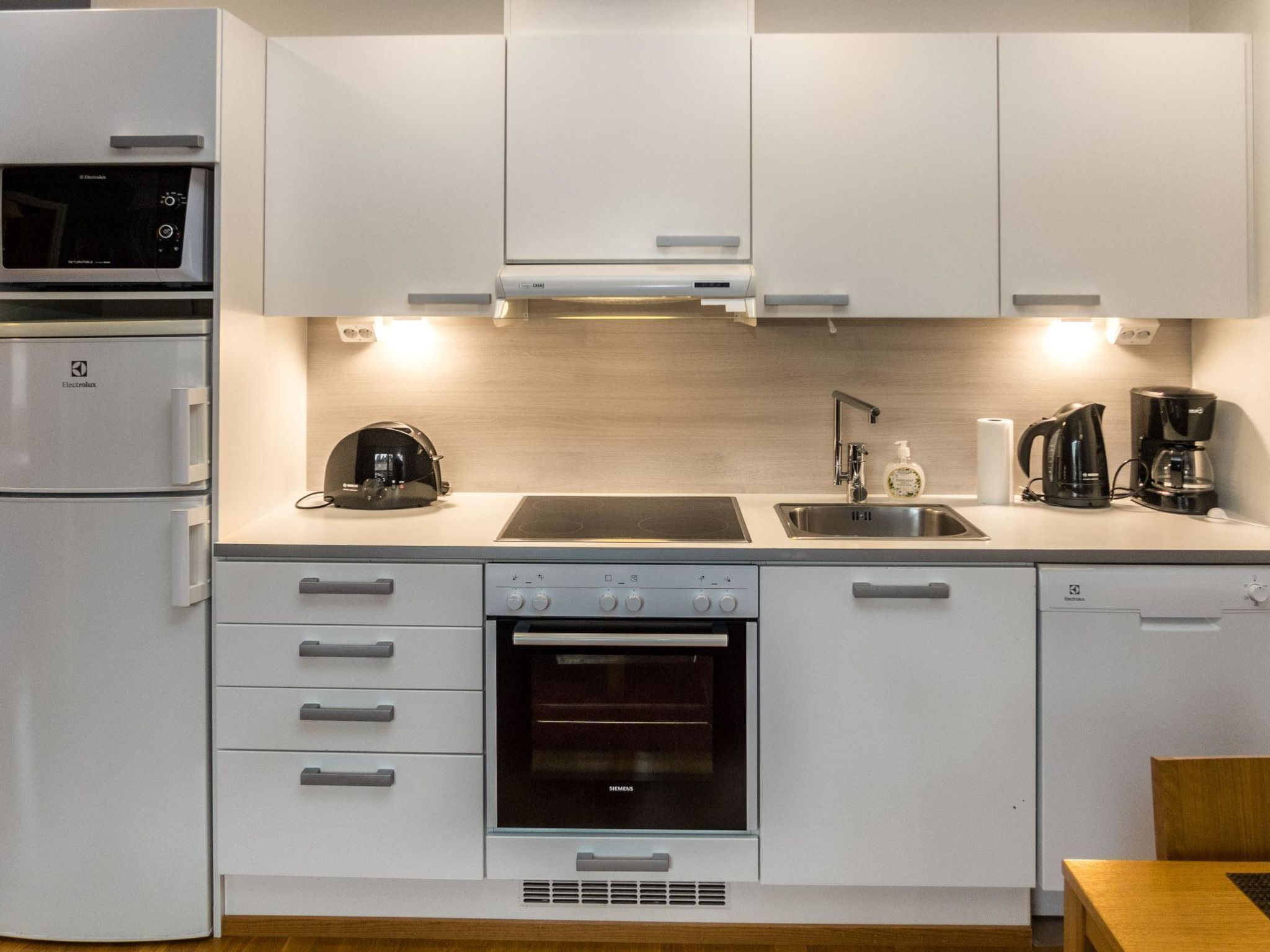 Jääkaappi, mikroaaltouuni, astianpesukone