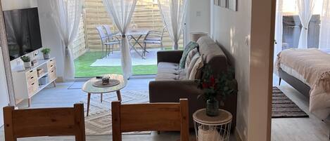 1 slaapkamer, een strijkplank/strijkijzer, gratis wifi, beddengoed