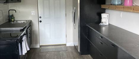 Een koelkast, een magnetron, een oven, een kookplaat