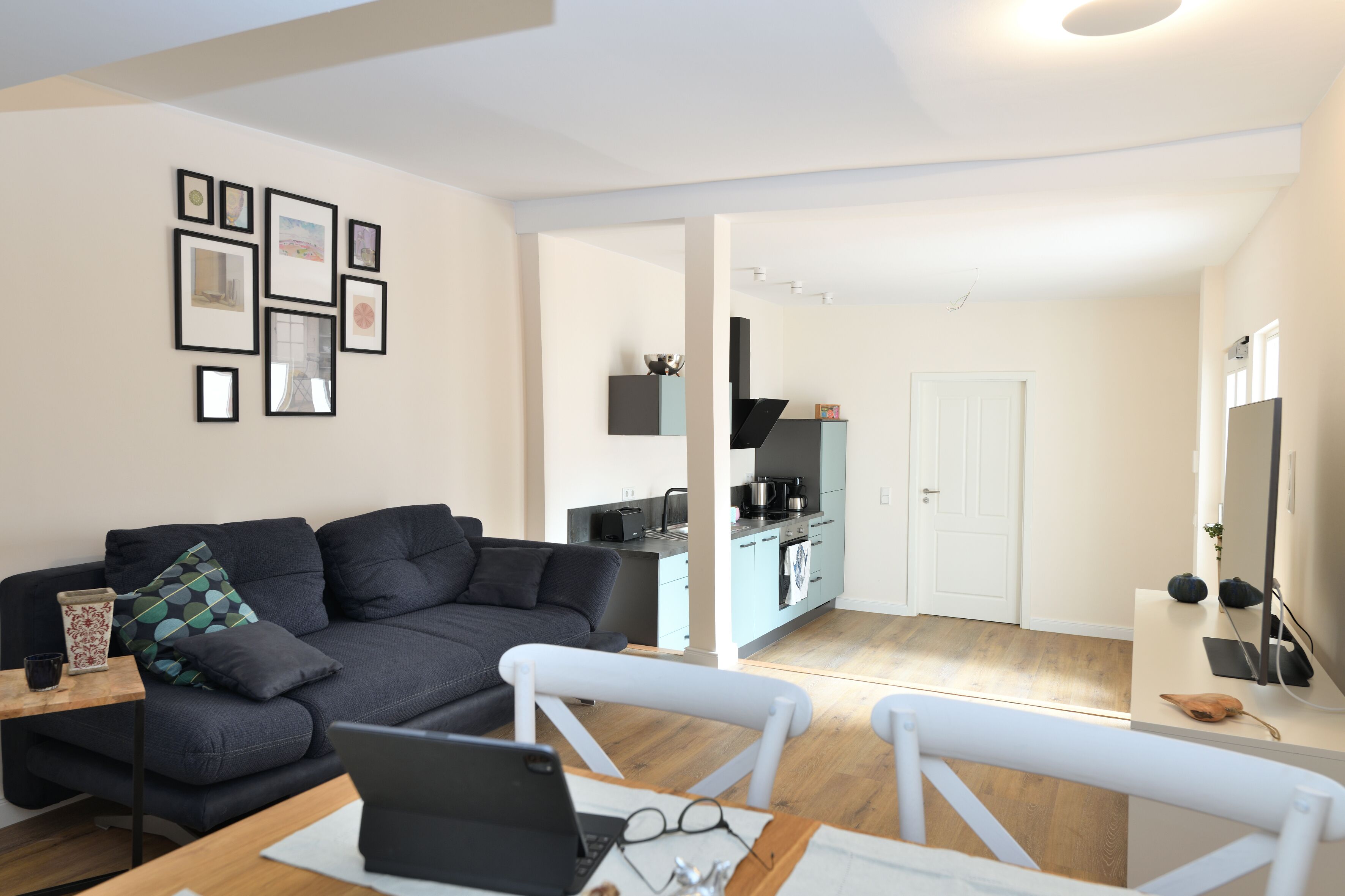 Smart TV, books, stereo