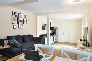 Smart-TV, Bücher, Stereoanlage