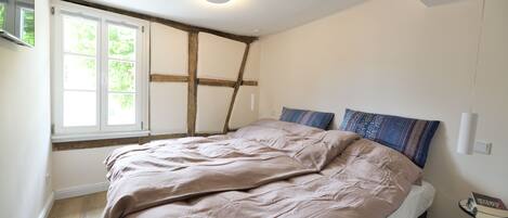 2 室のベッドルーム、旅行用ベビーベッド、WiFi (無料)、ベッドシーツ