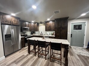 Geladeira, micro-ondas, fogão, cooktop