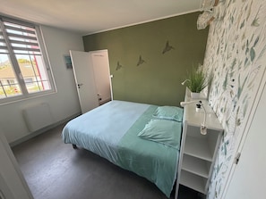 1 slaapkamer, een strijkplank/strijkijzer, gratis wifi, beddengoed