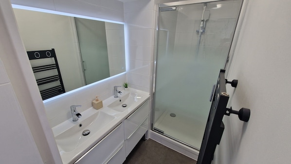 Dusche, Haartrockner, Handtücher, Toilettenpapier