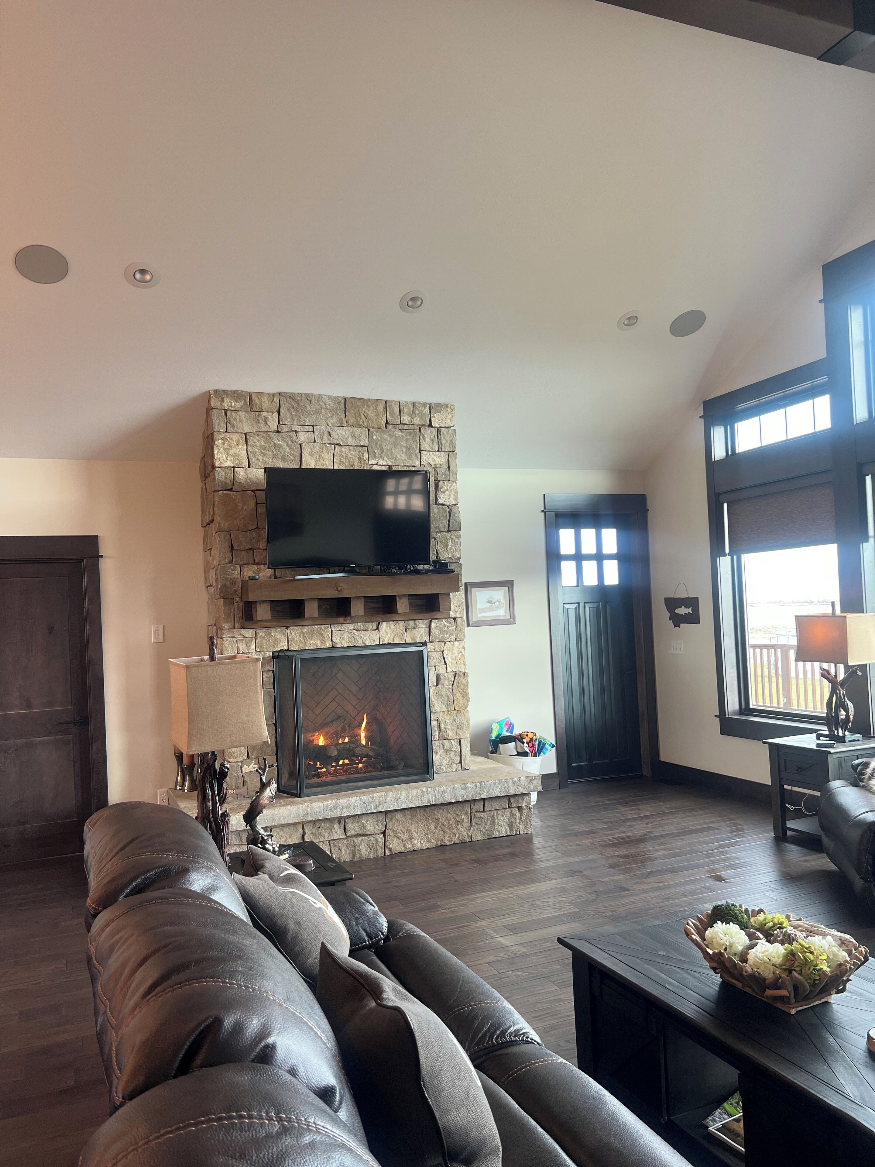 Smart TV, fireplace, stereo