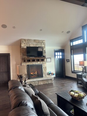 Téléviseur connecté, foyer, chaîne audio