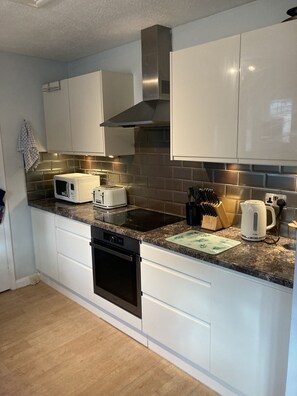 Fridge, microwave, oven, stovetop - Self Contained Annex has Everything Needed for a Comfortable and Luxurious Stay (Ardley)