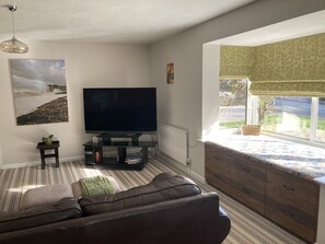 Smart TV, streaming services, computer monitors - Self contained annex has everything needed for a comfortable and luxurious stay (Ardley)