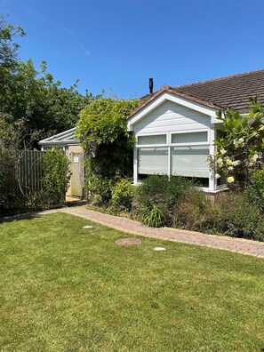 Property grounds - Self contained annex has everything needed for a comfortable and luxurious stay (Ardley)