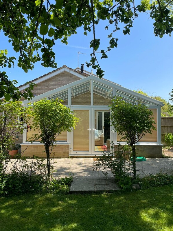 Exterior - Self Contained Annex has Everything Needed for a Comfortable and Luxurious Stay (Ardley)