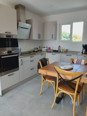 Køleskab, mikrobølgeovn, ovn, kogeplade