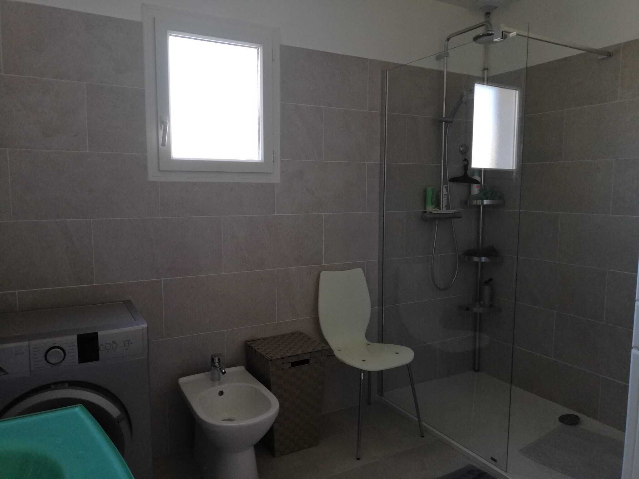Douche, sèche-cheveux, bidet, serviettes fournies