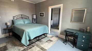 3 habitaciones, escritorio y tabla de planchar con plancha