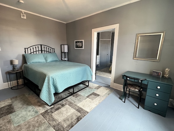 3 bedrooms, desk, iron/ironing board, travel cot