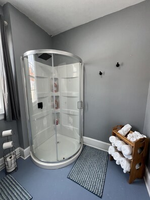 Dusche, Haartrockner, Handtücher, Seife