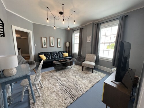Charming newly remodeled 1890’s, 3bd, 1Ba Downtown Bedford Loft