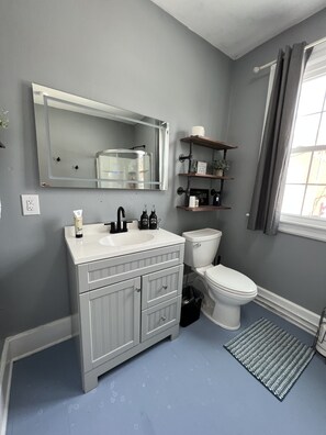 Regadera, secadora de cabello, toallas, jabón 