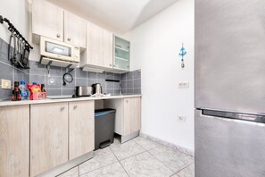 Frigorifero, microonde, macchina per tè/caffè, bollitore elettrico