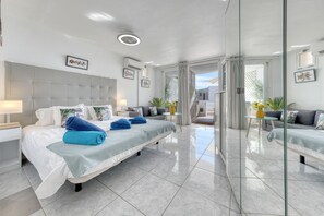 Una cassaforte in camera, una scrivania, ferro/asse da stiro