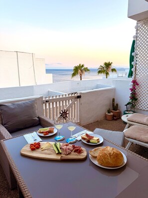 Outdoor dining - Suite Infinity Ocean - Pool and Sea view By LVH (Puerto del Carmen)