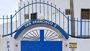 En blå grind med texten ”SAN FRANCISCO 2” ovanför, vilket visar att det är en privat entré.