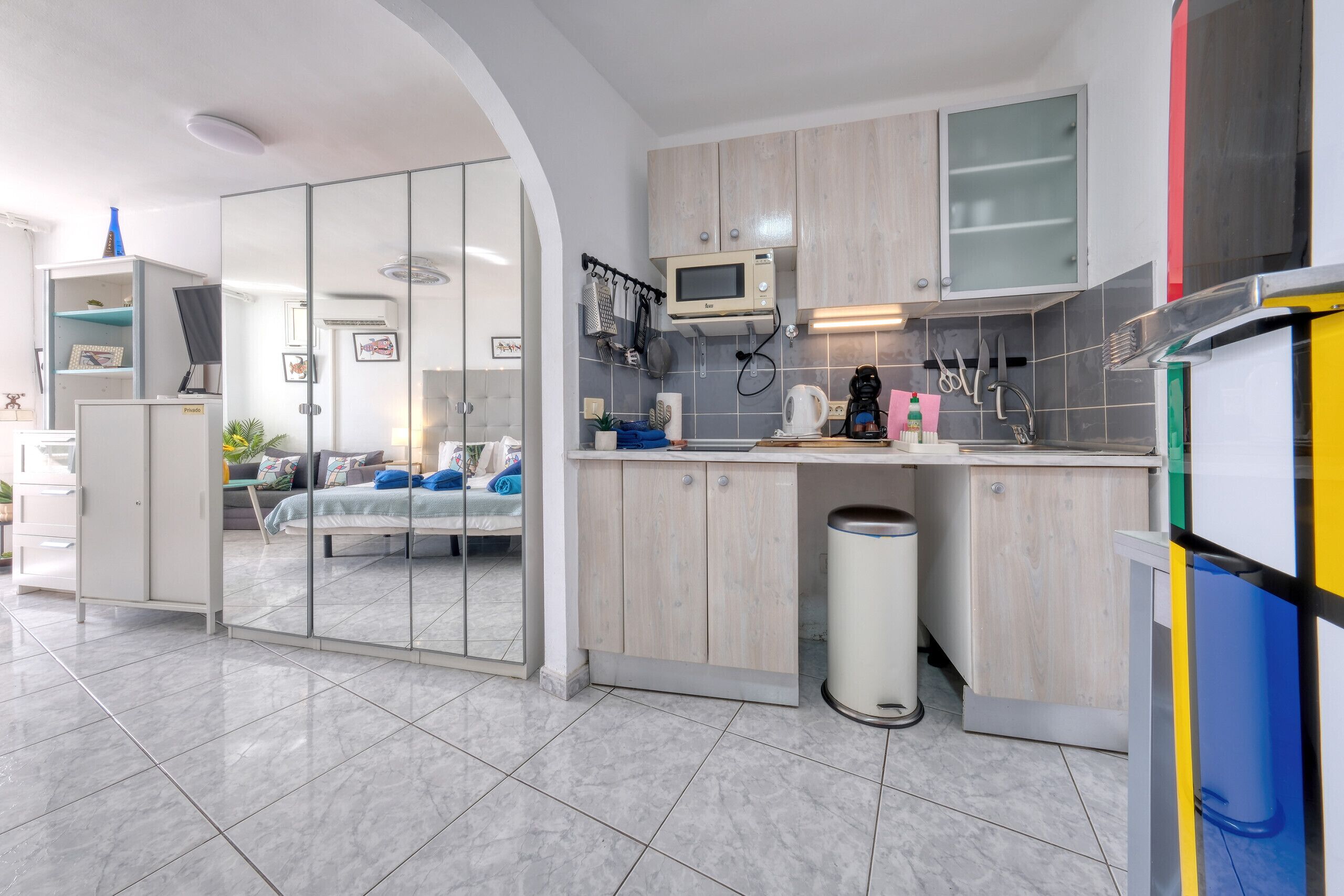 Frigorífico, microondas, placa de cocina y cafetera o tetera