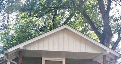 Cabin by lake, pet friendly, quiet