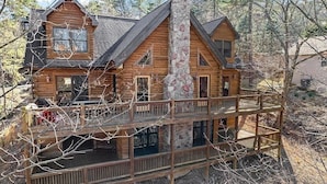 A log cabin with a stone chimney, a balcony, and a deck. - 5BR MOUNTAIN LODGE: 2MIN TO SLOPES, ARCADES FOOSBALL, GOLF WATERPARK, SLEEPS S14 (McGaheysville)