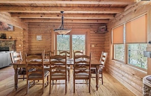 Dining - 5BR MOUNTAIN LODGE: 2MIN TO SLOPES, ARCADES FOOSBALL, GOLF WATERPARK, SLEEPS S14 (McGaheysville)