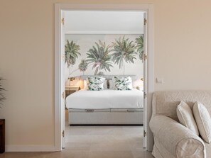 3 bedrooms, iron/ironing board, internet, bed sheets