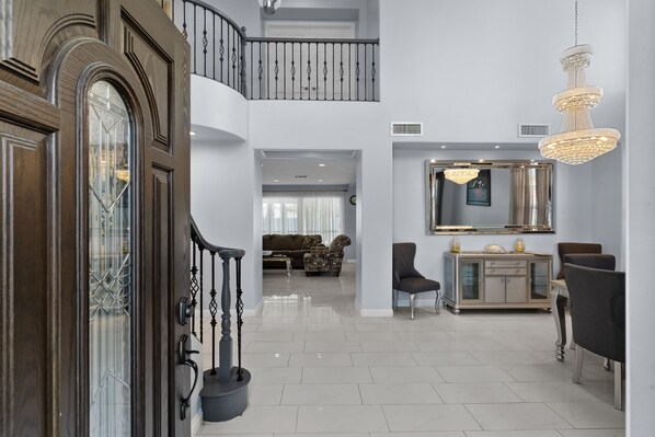 Interior - Modern beauty in Las Vegas with Pool (Las Vegas)