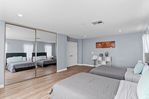 5 bedrooms, iron/ironing board, travel crib, free WiFi - Modern beauty in Las Vegas with Pool (Las Vegas)