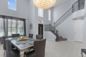 Dining - Modern beauty in Las Vegas with Pool (Las Vegas)