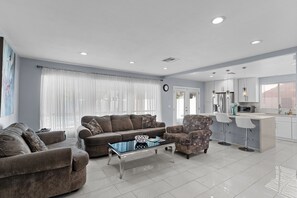 TV connectée, cheminée, lecteur de DVD