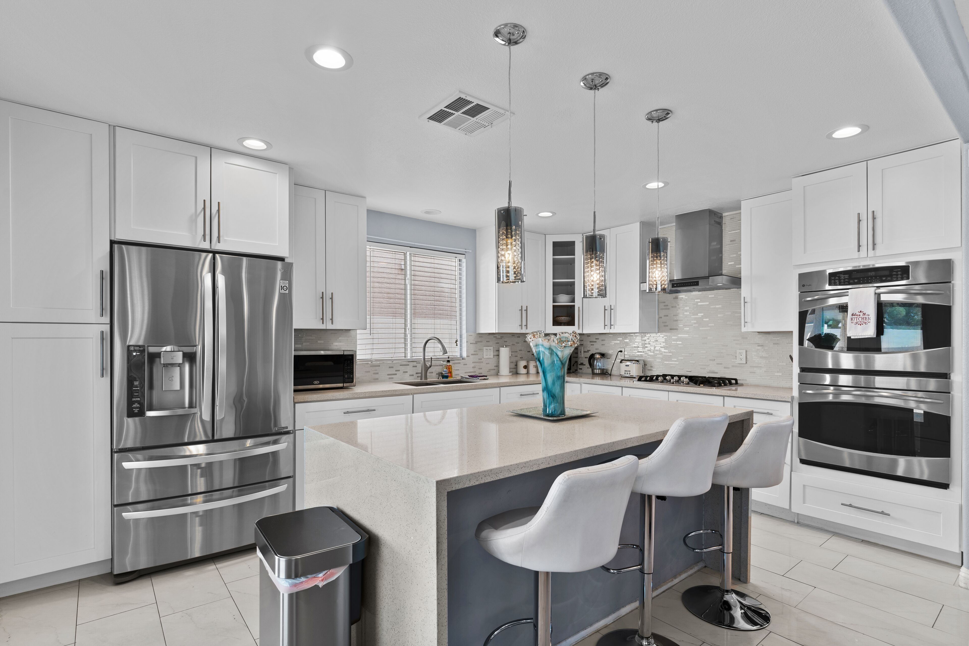 Refrigerador, microondas, horno y parrilla de estufa 