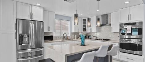 冷蔵庫、電子レンジ、オーブン、コンロ