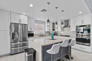 Fridge, microwave, oven, stovetop - Modern beauty in Las Vegas with Pool (Las Vegas)