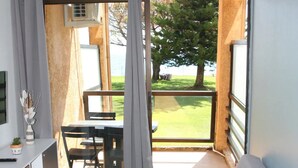 Un espace de vie moderne comprenant un canapé, une petite table et un téléviseur.