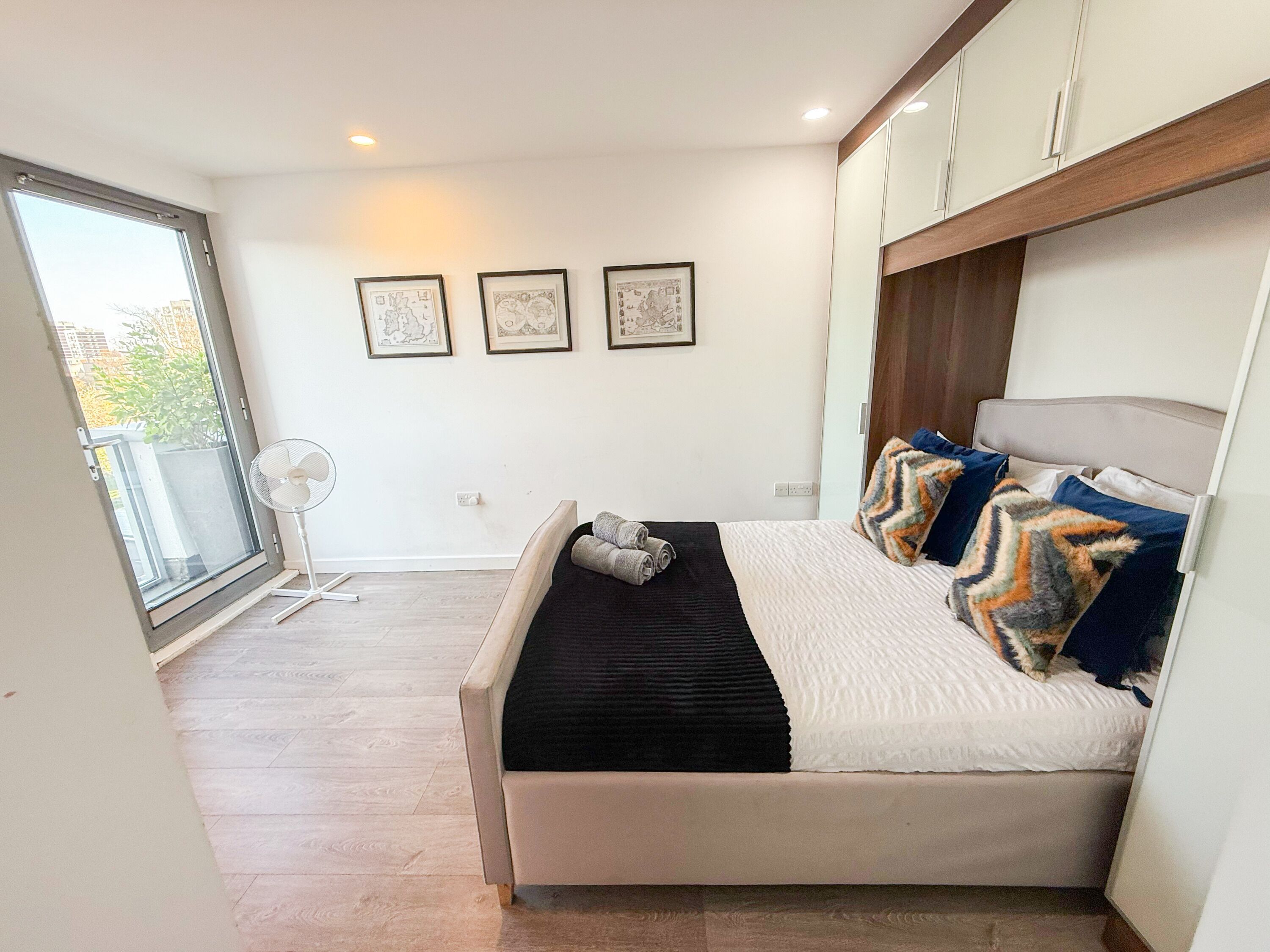 3 slaapkamers, een bureau, een strijkplank/strijkijzer, wifi