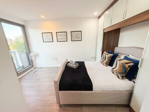 3 Schlafzimmer, Schreibtisch, Bügeleisen/Bügelbrett, WLAN