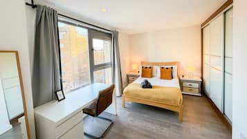 3 habitaciones, escritorio, tabla de planchar con plancha y wifi