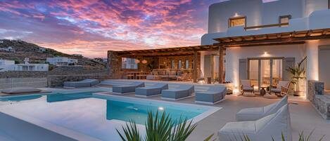 Utendørsbasseng og et oppvarmet basseng