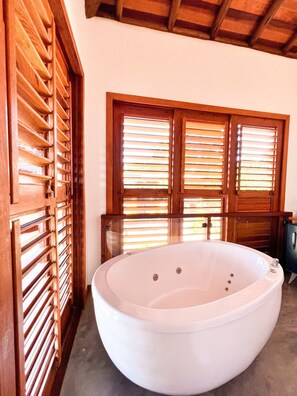 Suite Deluxe | Banyera d'hidromassatge privada