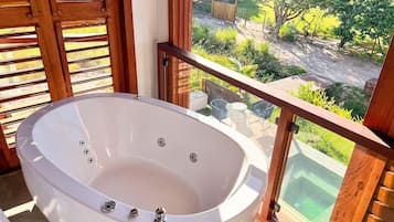 Deluxe Suite | Private spa tub
